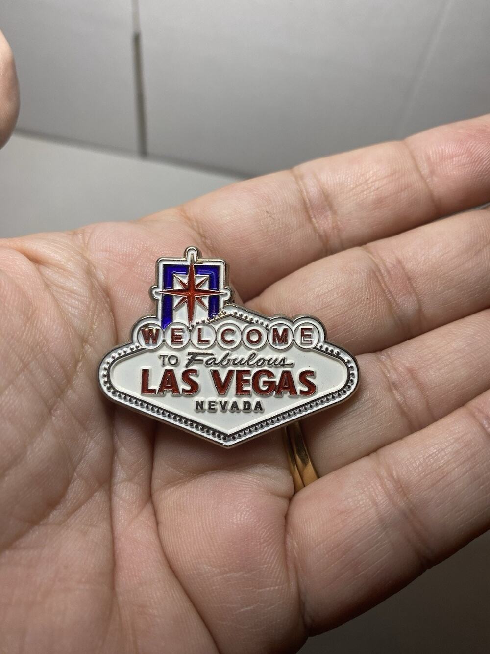 Welcome to Fabulous Las Vegas Sign Gold Tone Hat Lapel Pin Souvenir